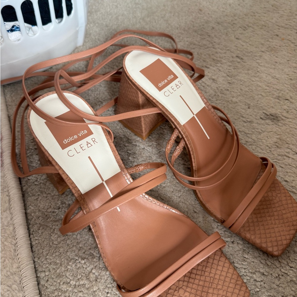 Dolce Vita Women's Tan Strappy Sandals